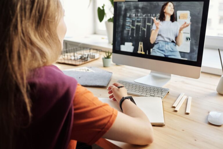 Benefits of enrolling in an online course this year
