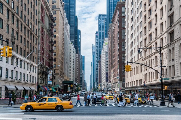 City Dwellers Warn: “Neighbors Are Strangers Now” As Urban Life Speeds Up, Destroying Deep Human Connections