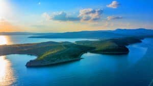 “This Changes Everything”: Ancient Land Bridge Discovery Reveals Shocking Truth About Human Migration to Europe (It’s Closer Than You Think) Illustration of the ancient landscape and migration pathways discovered in Ayvalık, Turkey.